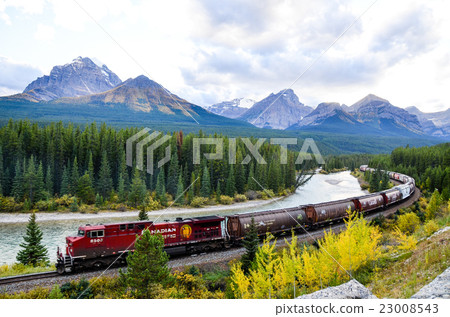 加拿大落基山脈貨運列車在Morantz曲線運行秋季加拿大落基山脈 23008543