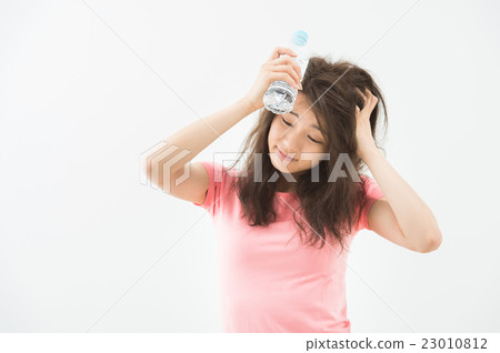 宿醉的女人 23010812