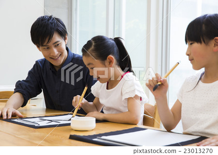 Elementary school girls calligraphy 23013270