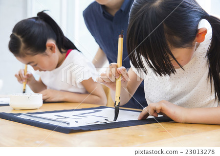 Elementary school girls calligraphy 23013278