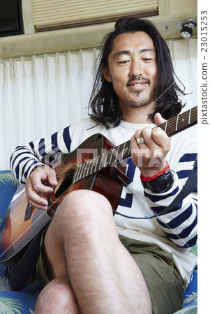 彈吉他的男人 彈吉他的男人 23015253
