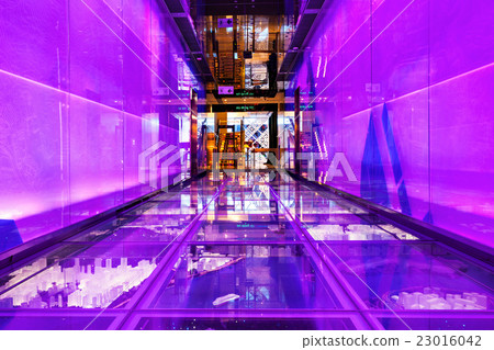 Colorful corridor 23016042