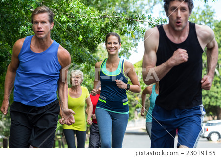 Marathon athletes running 23019135