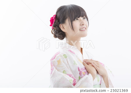 A woman in a yukata 23021369