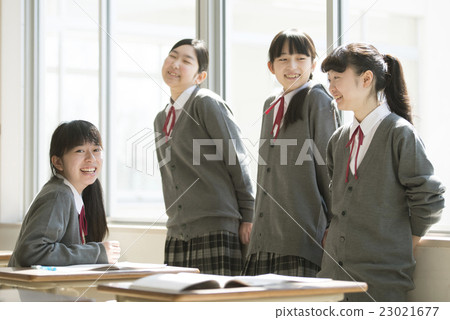 在假期談話的女性大學生 23021677