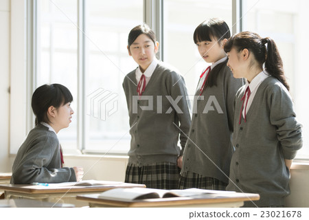 在假期談話的女性大學生 23021678