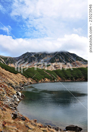 Beautiful lake with Mountain Tateyama in Murodo 23023046