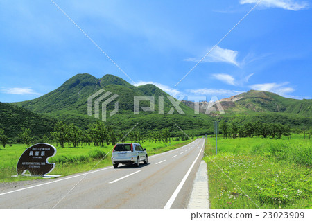 大山縣Kuyama山脈和Yamanami高速公路（白色RV車後面）的駕駛形象 23023909