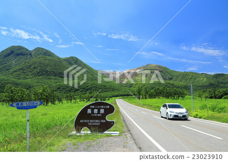 大分縣山山山脈和山中高速公路 白色生態汽車前 的駕駛形象 照片素材 圖片 圖庫