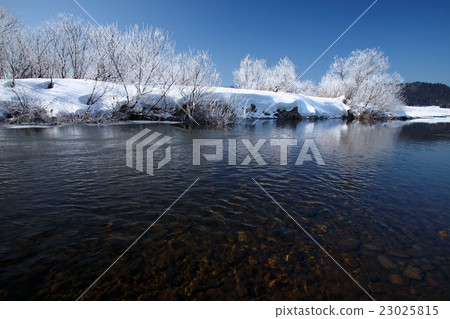 冬天精細的河邊 冬天精細的河邊 23025815