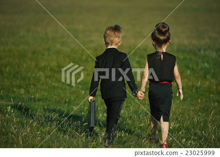 young boy and girl playing spy young boy and girl playing spy 23025999