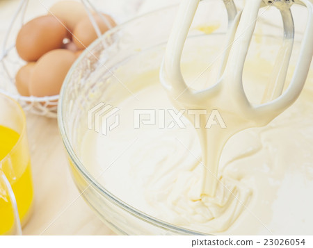 Making a cake using mixing machine 23026054