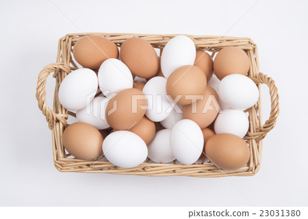 很多雞蛋進入籃子高角度 23031380