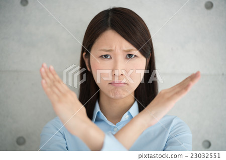 一個女人用手做一對 一個女人用手做一對 23032551