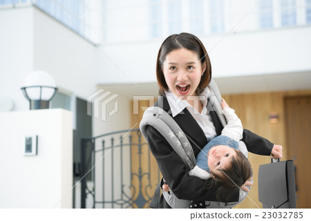 西裝媽媽抱著一個嬰兒在我家門前 23032785
