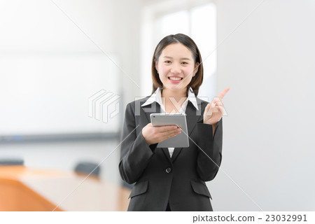 二十多歲的女性在辦公室裡操縱平板電腦 23032991