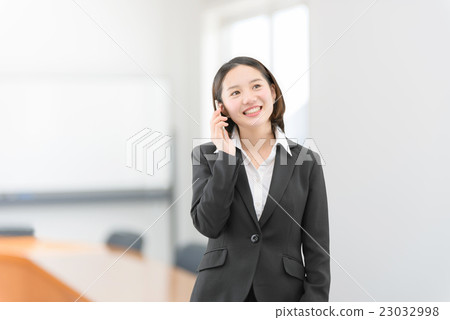 操作智能手機的女商人在辦公室 23032998