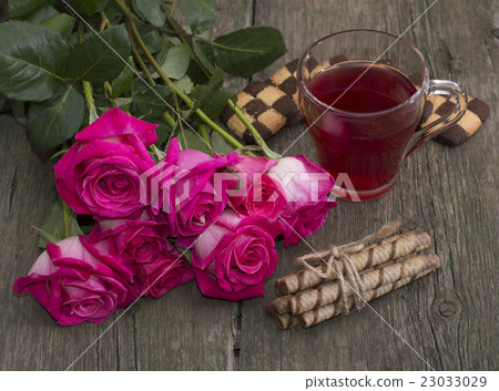 bouquet of roses, circle of drink and two groups 23033029