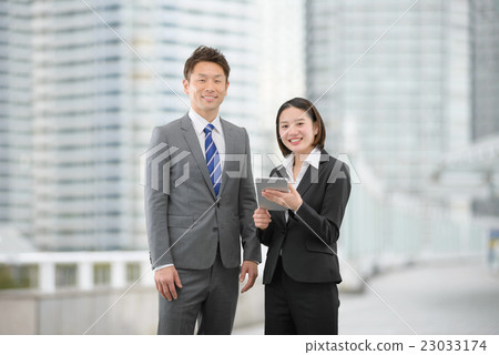 站立在辦公室鎮的西裝的男人和婦女 23033174