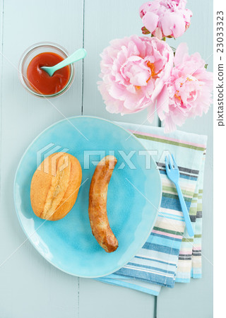 Bratwurst with bread roll 23033323