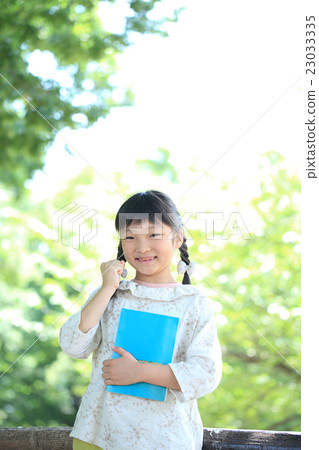 小學女生用書 23033335