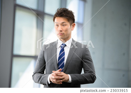 站立在無機辦公室的窗口的30年商人 23033915