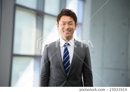 站立在無機辦公室的窗口的30年商人 23033919