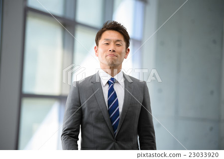 站立在無機辦公室的窗口的30年商人 23033920