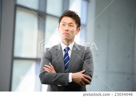 三十多歲的商人站在窗邊 23034046