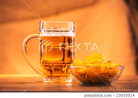 beer mug with bowl of potato chips on wooden table beer mug with bowl of potato chips on wooden table 23035014