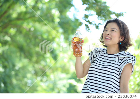 Women supplementing hydration Women supplementing hydration 23036074