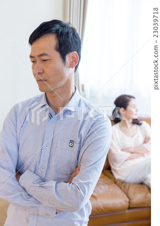 一個戰鬥的男人和女人 23039718