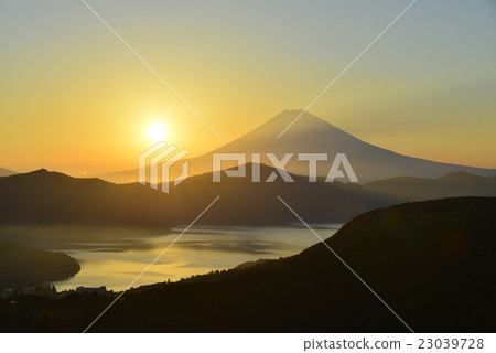 從箱根越山的富士山日落美景 從箱根越山的富士山日落美景 23039728