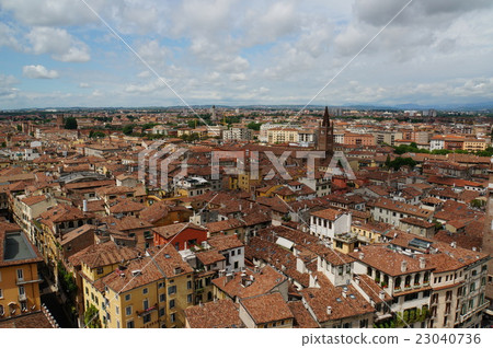 維羅納的街道從Lamberti塔看見 23040736