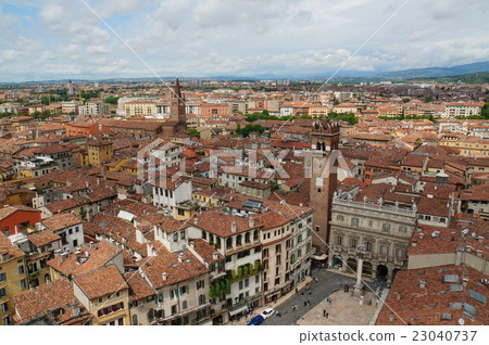 維羅納的街道從Lamberti塔看見 23040737