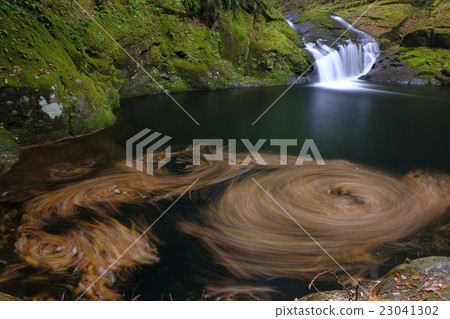 Red-Eyes Advance Falls Red-Eyes Advance Falls 23041302