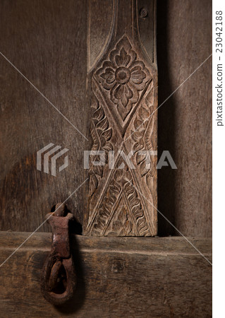 carve door and padlock in ancient thai house 23042188