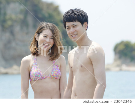 一對夫婦在海灘上偎依 23042346