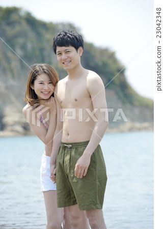 一對夫婦在海灘上偎依 23042348