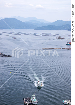 A Upland raft and a fishing boat in Uwa Sea (Yuuko Mizogura, Uwajima City, Ehime Prefecture) 23045304