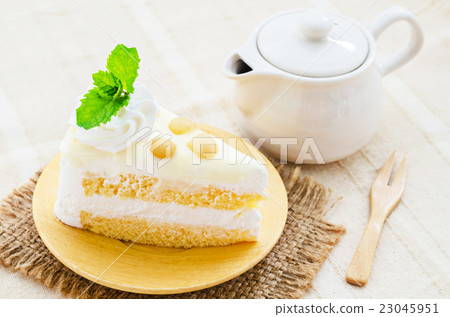 macadamia cake. 23045951