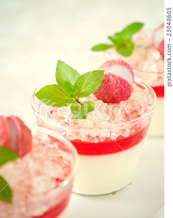 Lychee's panna cotta (vertical position up) 23048605
