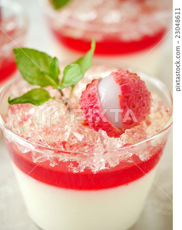 Lychee's panna cotta linen background (vertical position up) Lychee's panna cotta linen background (vertical position up) 23048611