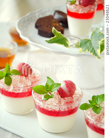 Tea time at lunch panna cotta 23048621
