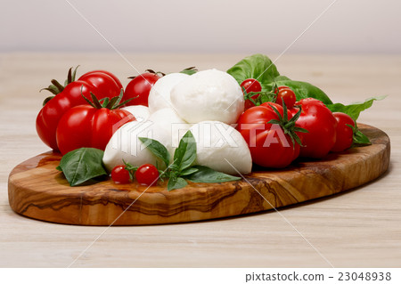 Mozzarella, heirloom tomatoes, basil leaves 23048938