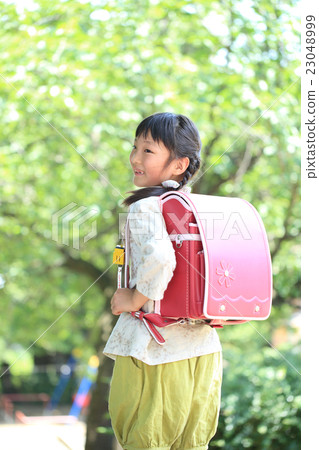 Elementary school girls carrying a school bag Elementary school girls carrying a school bag 23048999