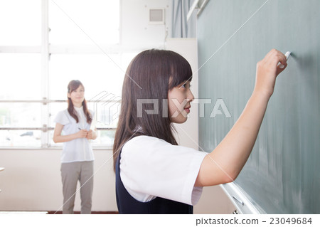 A student who answers a teacher in front of the teacher 23049684