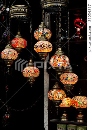 垂懸在紀念品店的燈在波斯尼亞莫斯塔爾市 垂懸在紀念品店的燈在波斯尼亞莫斯塔爾市 23054837