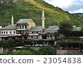 波斯尼亞 - 莫斯塔爾市的城市景觀（住在懸崖上的住宅小組） 23054838