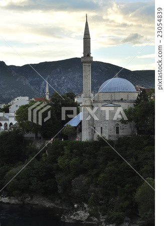 波斯尼亞 - 莫斯塔爾市的城市景觀（風景與清真寺） 23054839